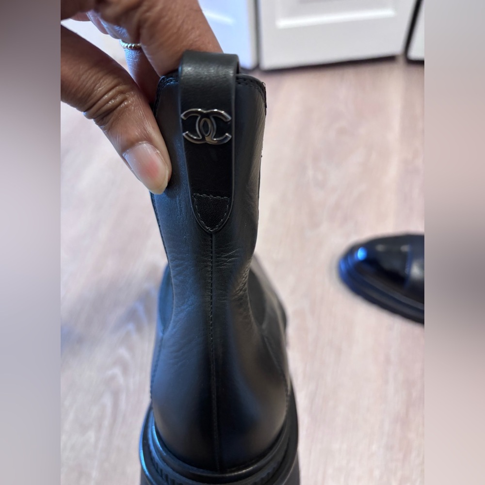 Chanel Chelsea boot. Black. Size 42. Never worn. Patent leather toe. Cc on back - Picture 6 of 13